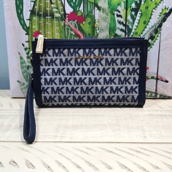 Michael Kors Large Logo Jacquard Smartphone Wallet EUC - Picture 1 of 14